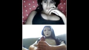 MILF en chaleur taquine son clitoris près de la cheminée film porno fille vierge en webcam