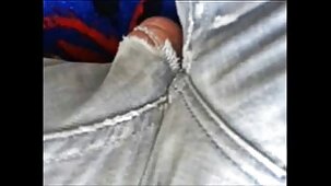Une femme ivre a encadré une chatte étroite sous la porno avec des vierges bite d'un inconnu