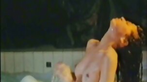 Maman italienne baise son beau-fils dans la salle film porno jeune vierge de bain