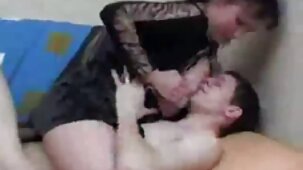 Maman aux gros seins a joué à des video porno fille vierge jeux sexuels avec un mec